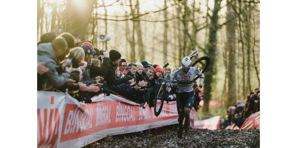 Van der Poel vinder igen, Van Aert fastholder andenpladsen